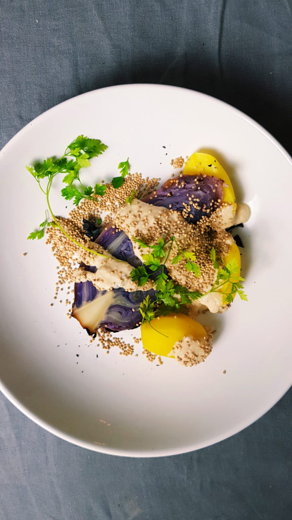 Dinner im Handumdrehen mit geschmortem Spitzkohl und veganer Knoblauchsauce