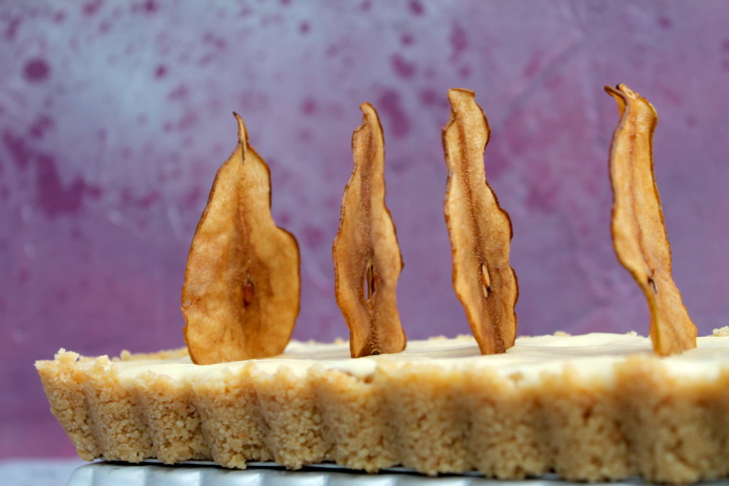 Spekulatiuskuchen mit Chai-Birnen und weißer Schokolade