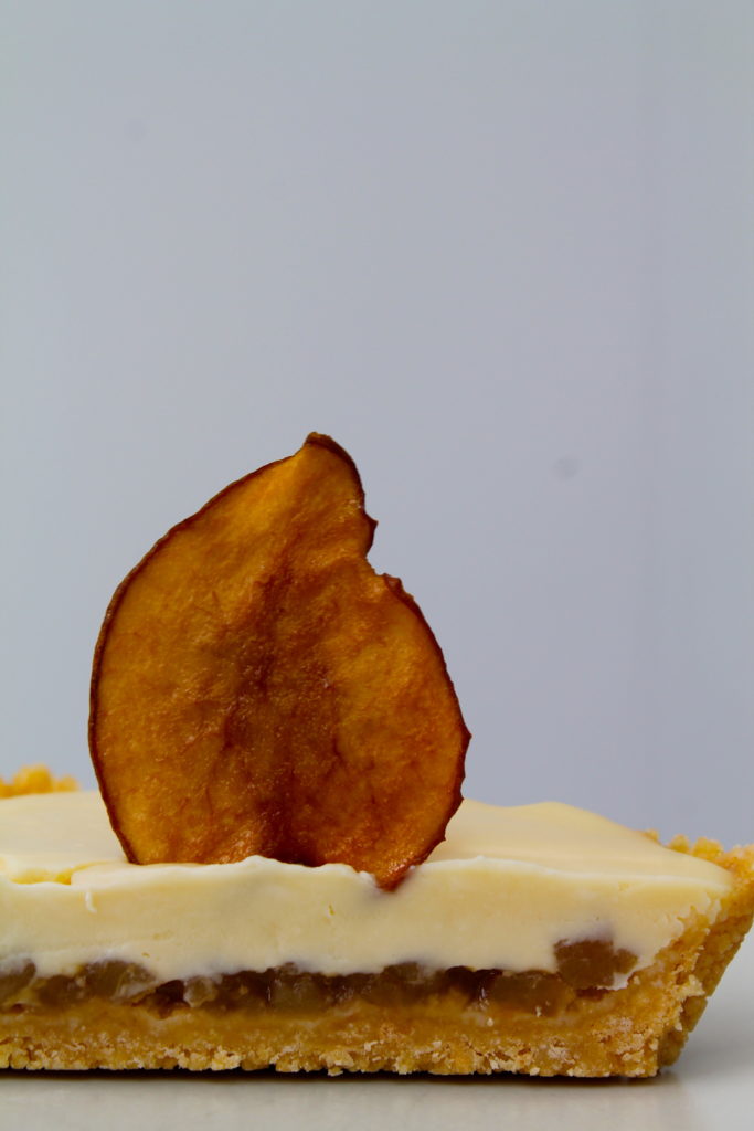 Spekulatiuskuchen mit Chai-Birnen und weißer Schokolade