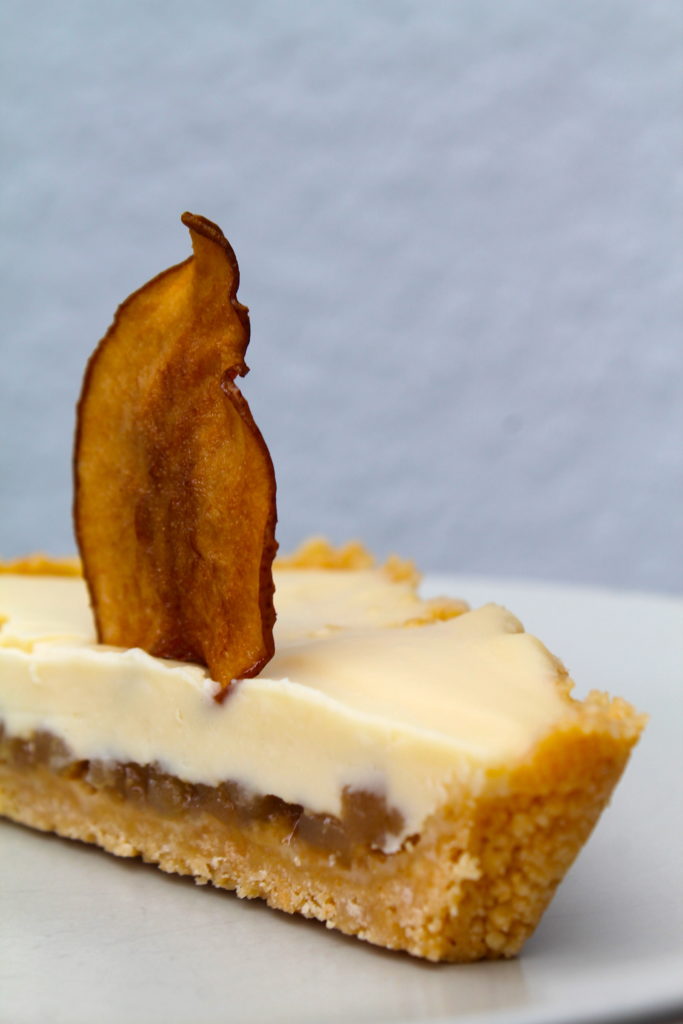 Spekulatiuskuchen mit Chai-Birnen und weißer Schokolade