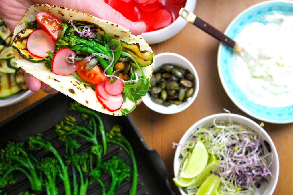 Bunte Tacos mit Feta und Gemüse