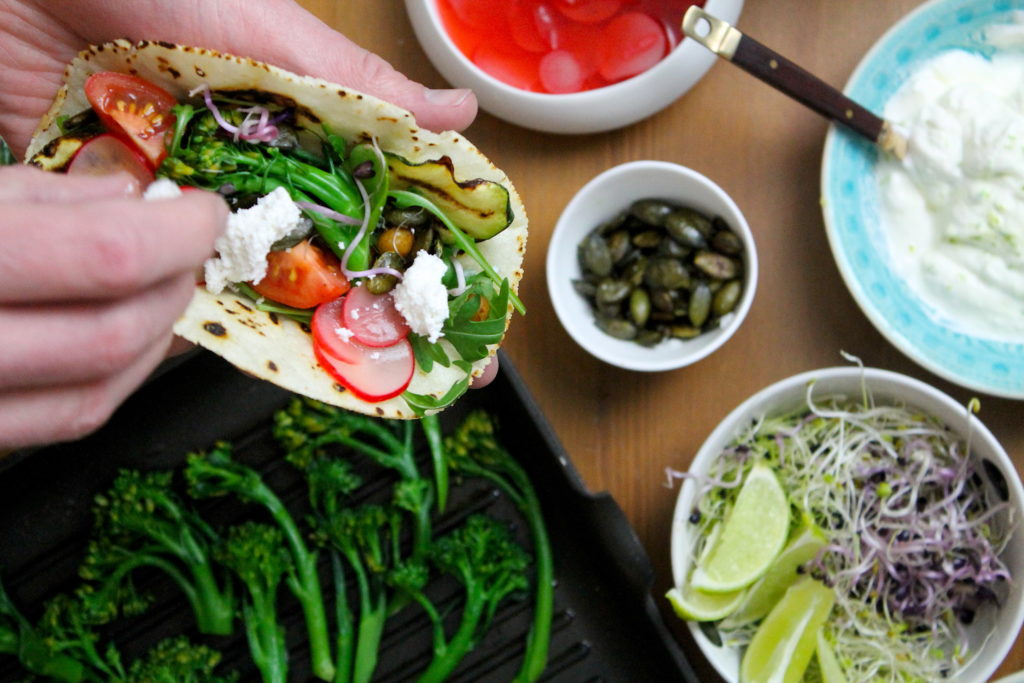 Bunte Tacos mit Feta und Gemüse