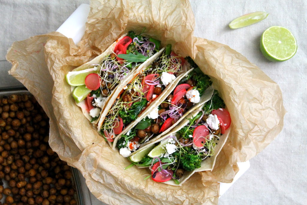 Bunte Tacos mit Feta und Gemüse