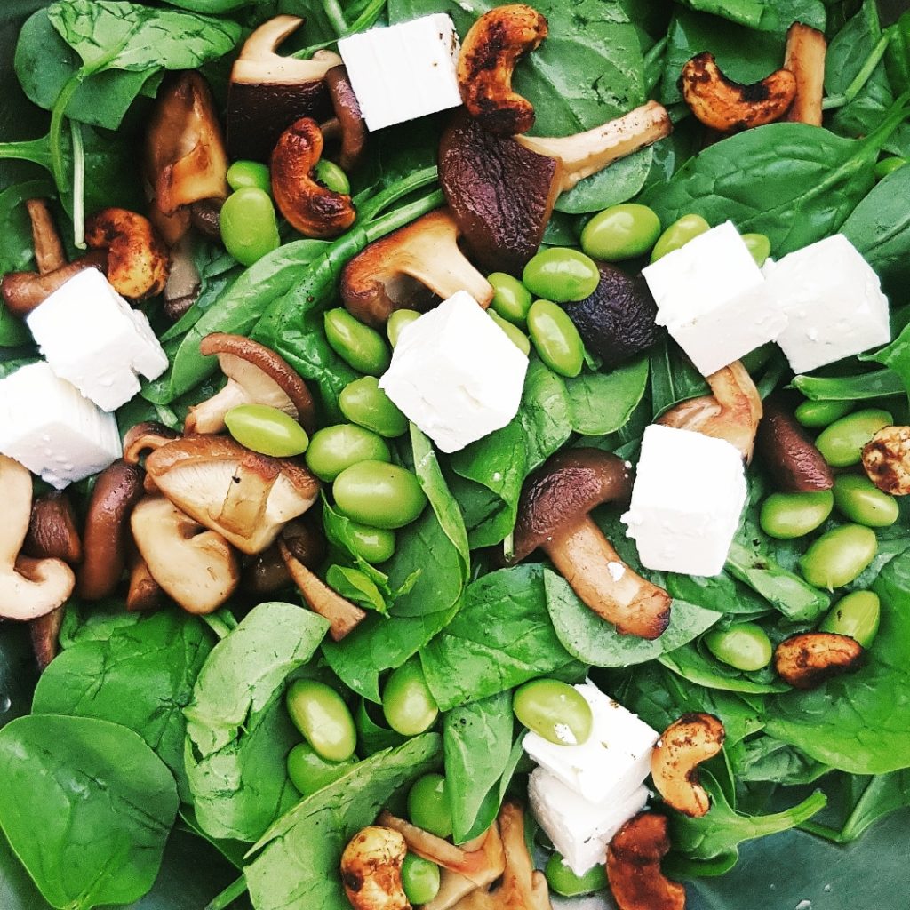 Spinatsalat mit Süßkartoffeln und Tahini-Dressing