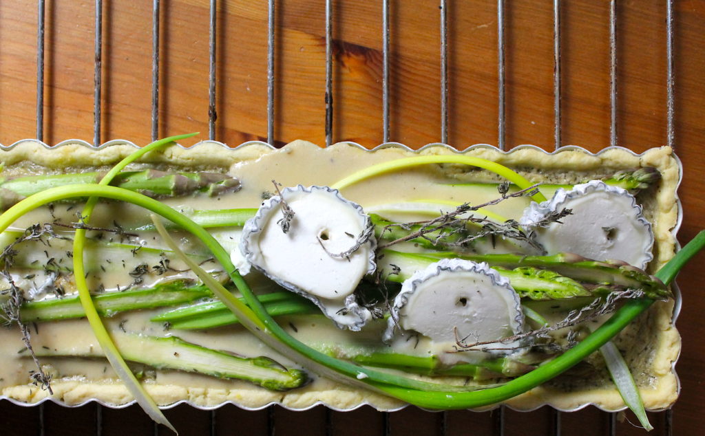 Spargeltarte mit Ziegenkäse vor dem Backen