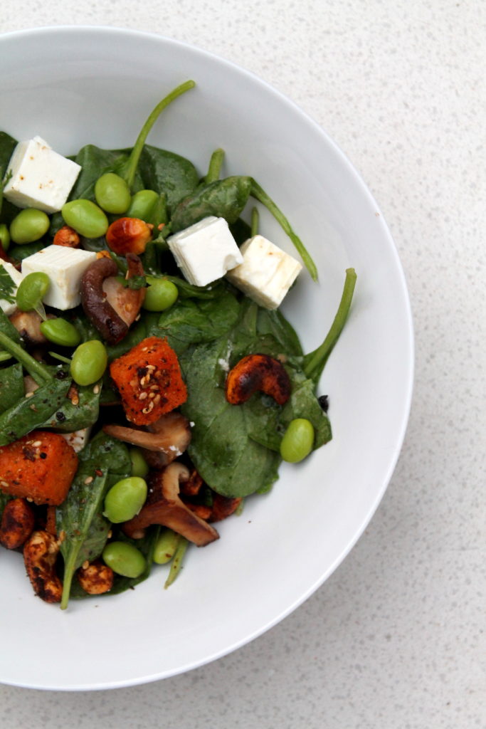 Spinatsalat mit Süßkartoffeln und Tahini-Dressing