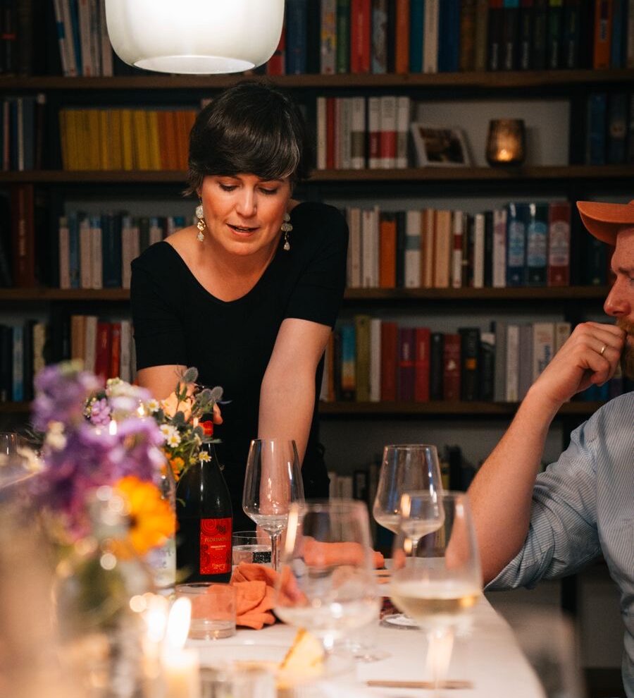 Gastgeberin Jelena Bild von Jelena am gedeckten Tisch mit Gästen.