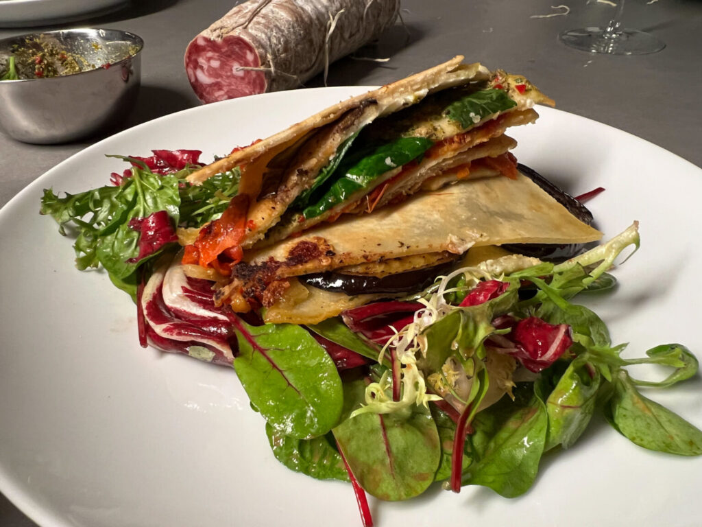 Piadina auf Salat angerichtet