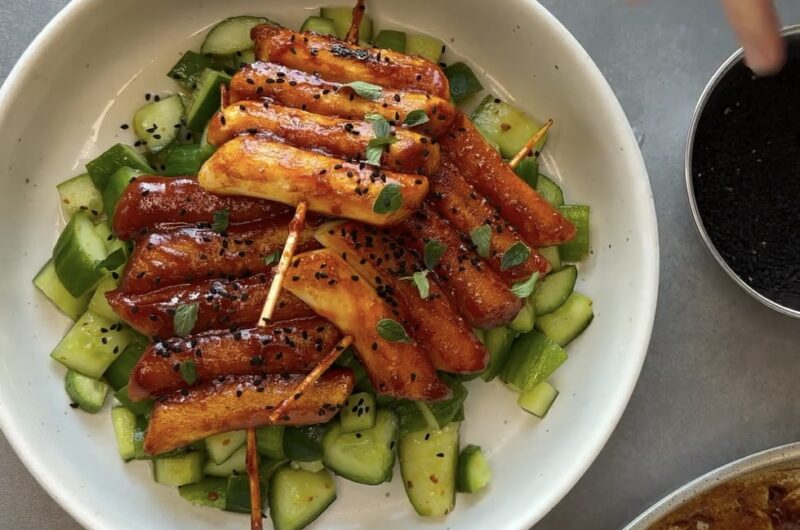 Tteokkkochi - koreanische Reiskuchen-Spieße mit Gochujang-Marinade