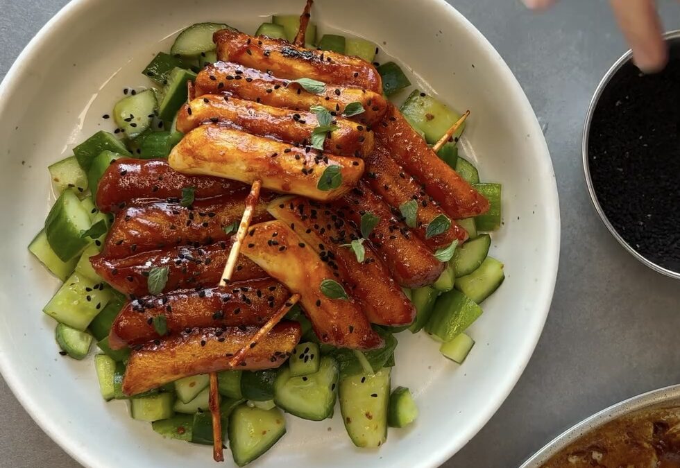 Tteokkkochi – koreanische Reiskuchen-Spieße mit Gochujang-Marinade