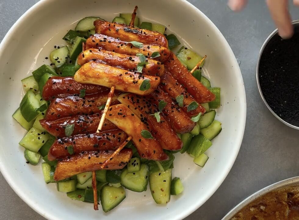 Tteokkkochi - koreanische Reiskuchenspieße mit Gochujang-Marinade