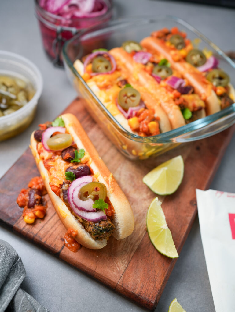 Chili Cheese Dogs vegetarisch – Hot Dogs mit Chili sin Carne und Cheddar-Kruste