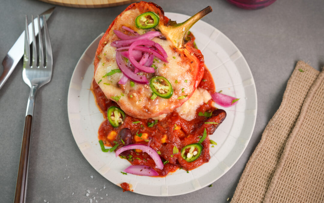 High Protein gefüllte Paprika vegetarisch mit Chili sin Carne und Sauce Mornay