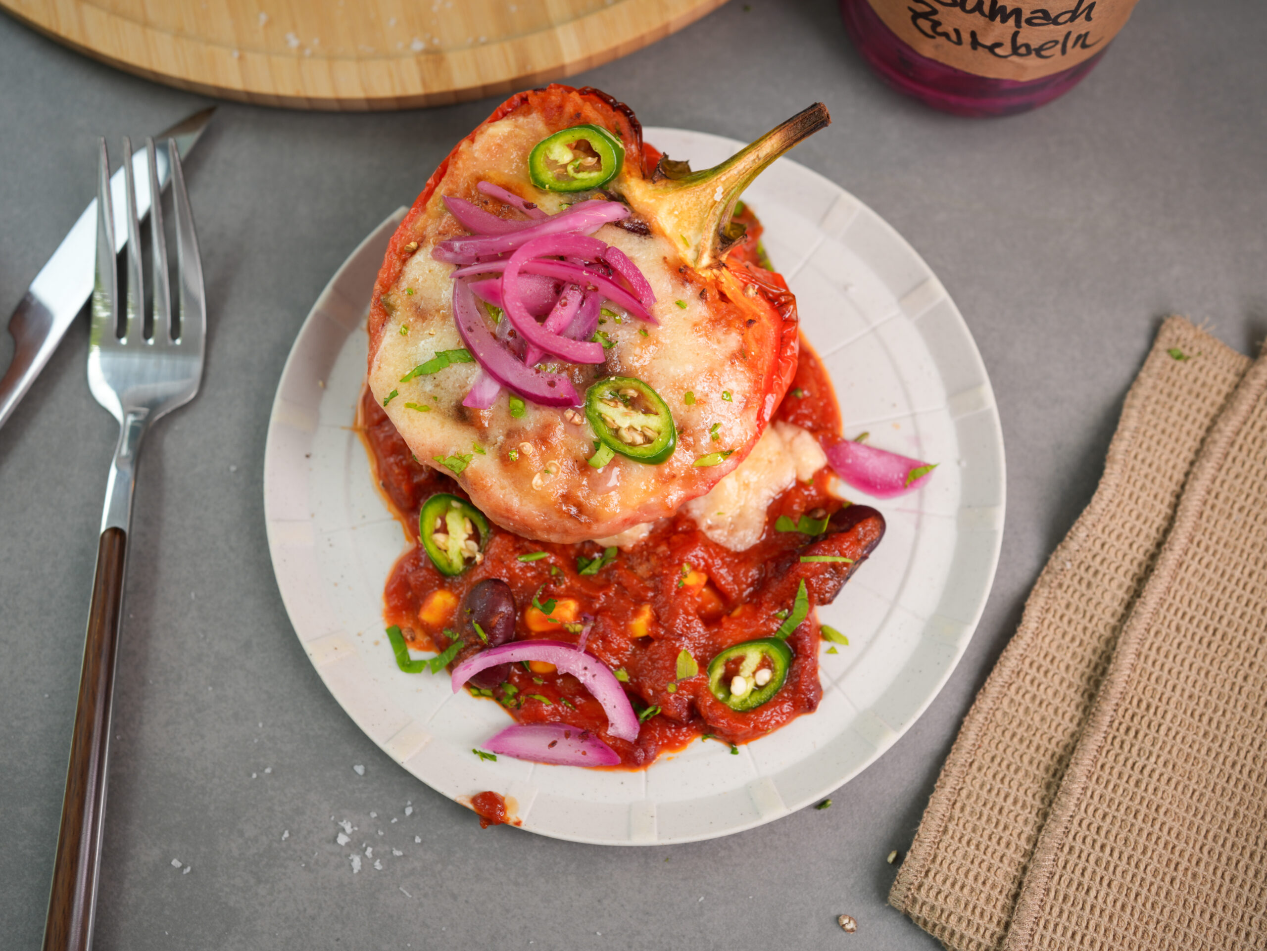 High Protein gefüllte Paprika vegetarisch mit Chili sin Carne und Sauce Mornay
