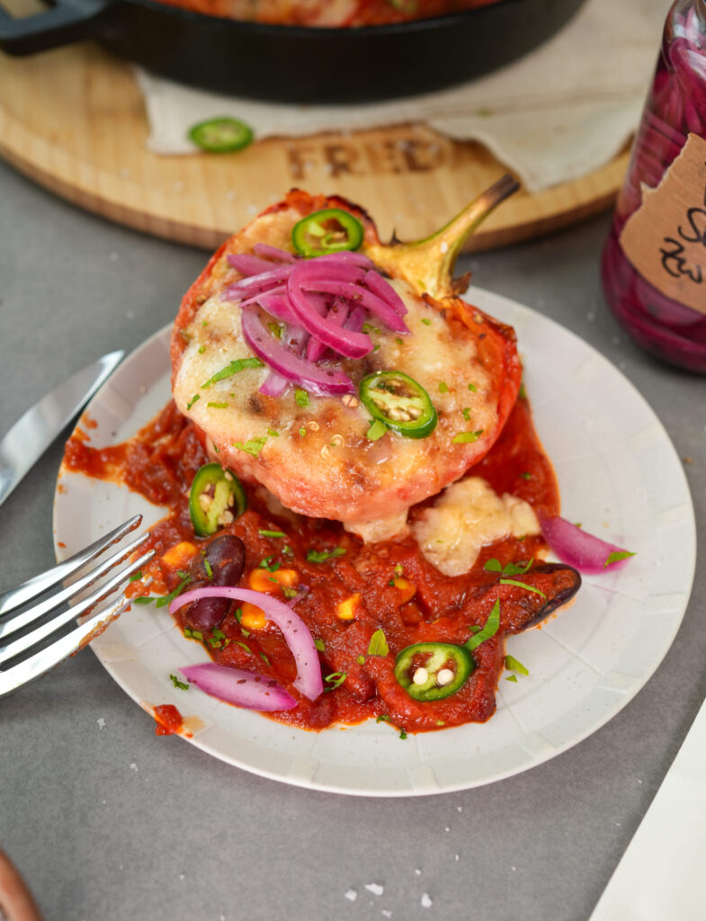 Gefüllte Paprika Rezept – Draufsicht auf gratinierte Paprika mit buntem Topping