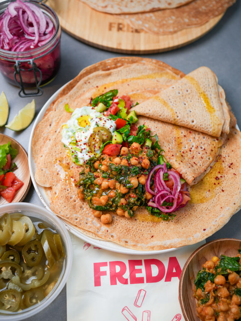 Injera mit Spinat-Kichererbsen-Curry, Sumach und frischen Beilagen