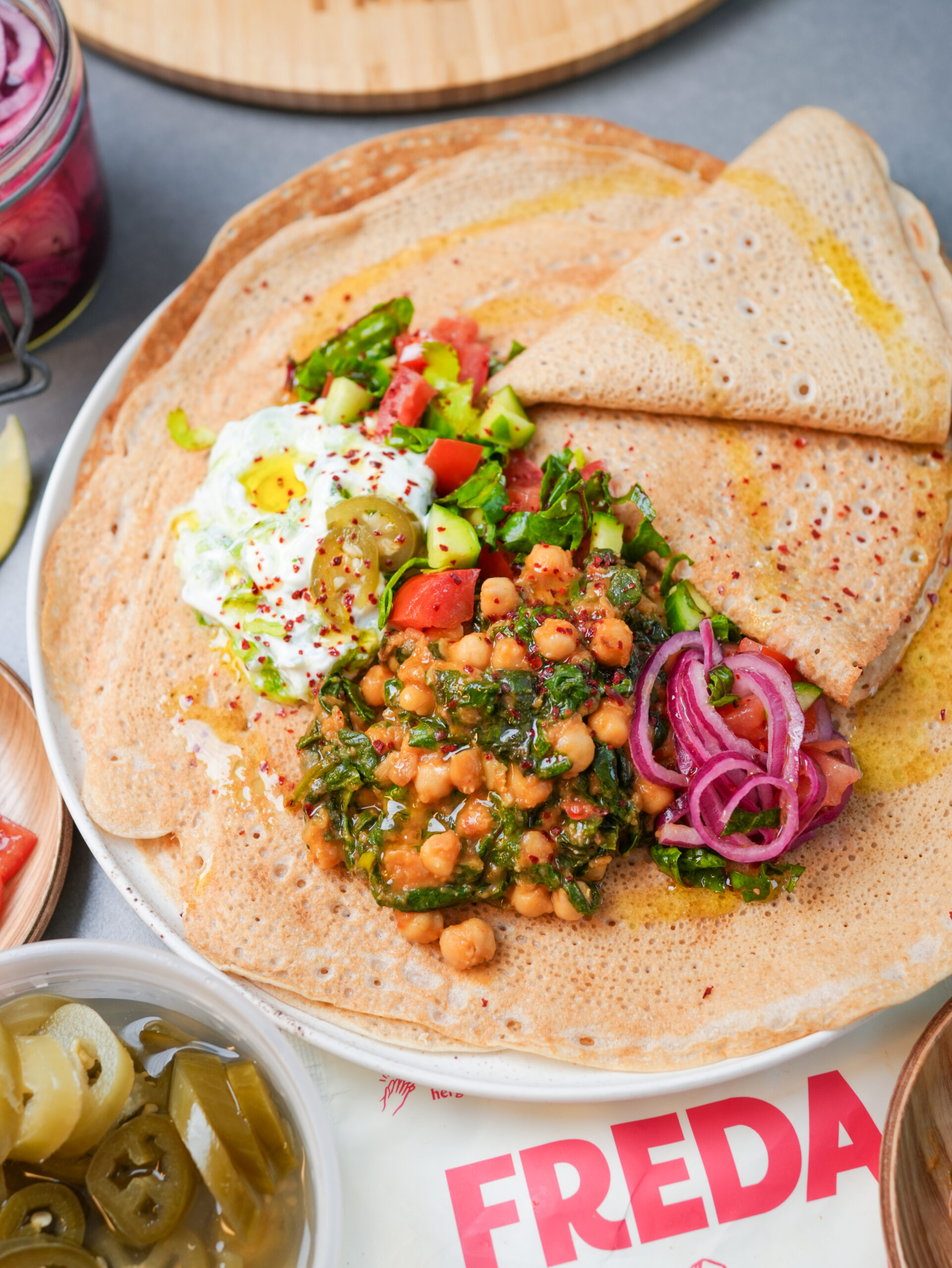 Injera Rezept – vegetarisches äthiopisches Gericht mit Kichererbsen-Curry und Salat