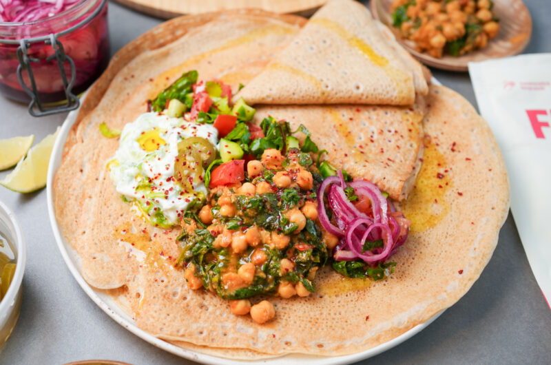 Buchweizen Injeera mit Kichererbsen Spinat Curry