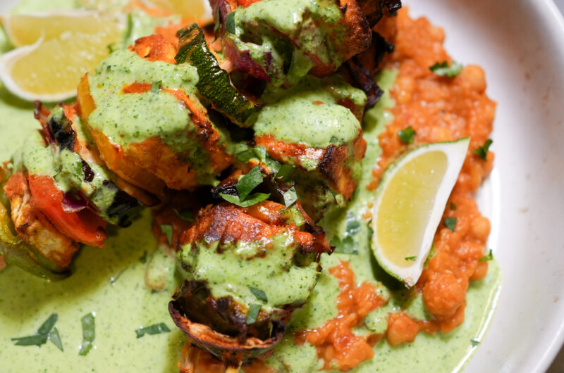 Paneer Tikka Spieße auf Kichererbsen-Curry