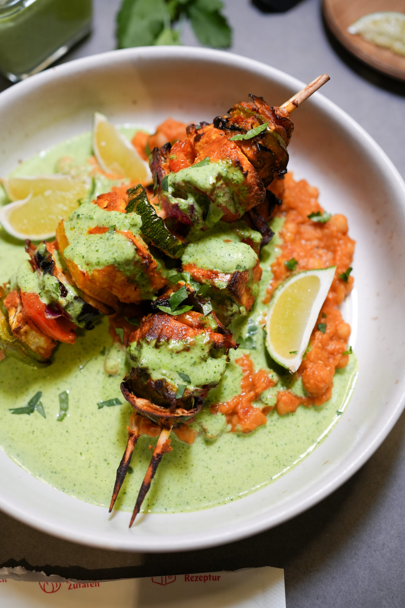 Indische Paneer Spieße mit Zucchini und Paprika auf cremigem Curry