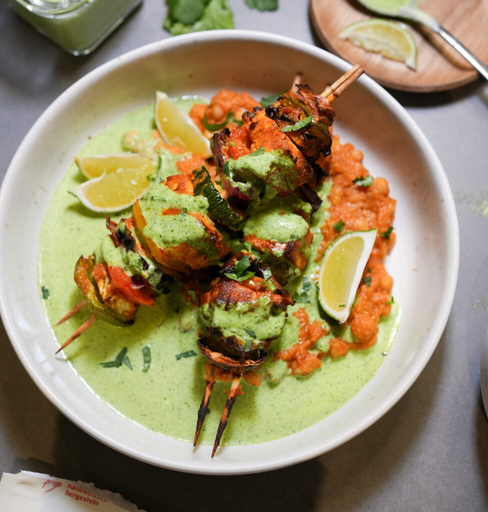 Paneer Tikka Spieße auf würzigem Linsen-Kichererbsen-Curry